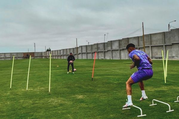 Paolo Guerrero trabajó en la Villa Poeta esta tarde en Trujillo hasta que resuelva su contrato con la César Vallejo